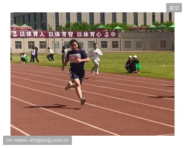 田径接力掉棒惊险一刻：瞬间的争锋与坚韧的精神