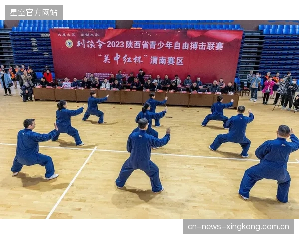 自由搏击新人出场音乐震天，偶像派打法惹争议